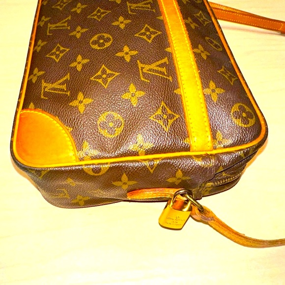 WOW POSHMARK Authentic Louis Vuitton GM Crossbody Bag = FESTIVAL & CONCERT TIME - Picture 8 of 15